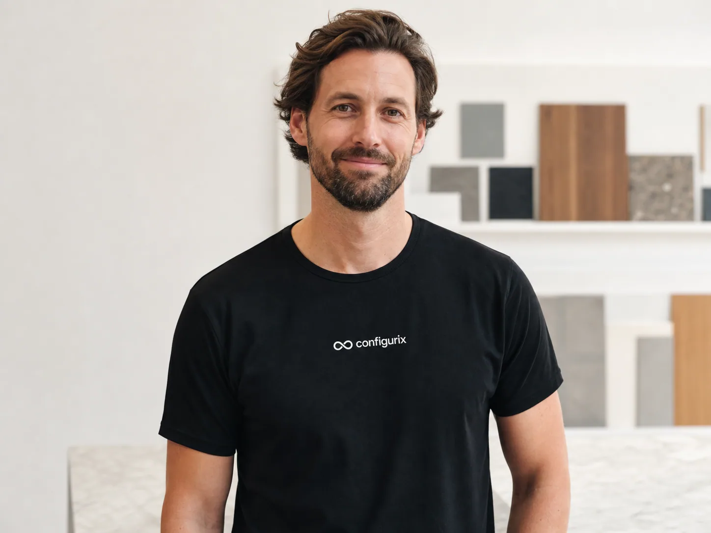 Conseiller produit Configurix illustratif portant un T-shirt de la marque